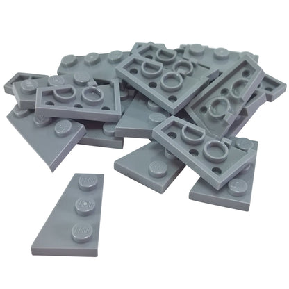 LEGO® Wedge Plate 3 x 2 Left (43723) em cinza azulado claro, uma placa angular projetada para criar formas aerodinâmicas, asas e construções assimétricas.

