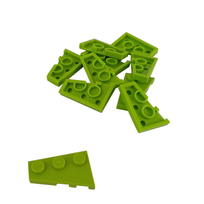 LEGO® Wedge Plate 3 x 2 Left (43723) em lima, uma placa angular projetada para criar formas aerodinâmicas, asas e construções assimétricas.
