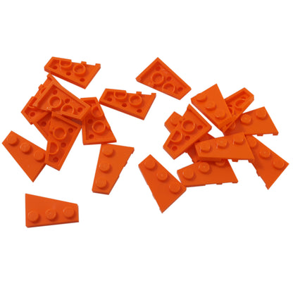 LEGO® Wedge Plate 3 x 2 Left (43723) em laranja, uma placa angular projetada para criar formas aerodinâmicas, asas e construções assimétricas.

