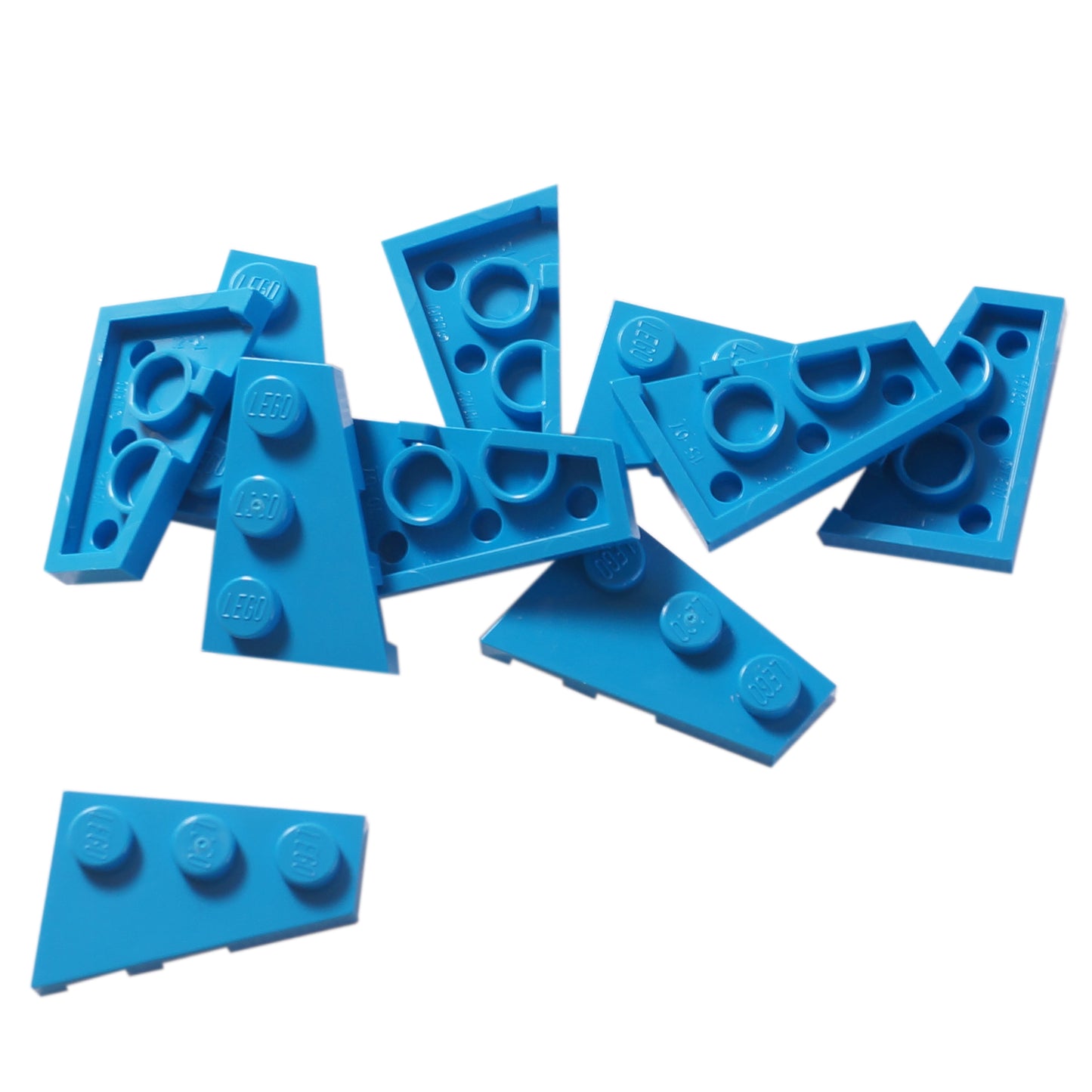 LEGO® Wedge Plate 3 x 2 Right (43722) em azul escuro, uma placa angulada projetada para criar formas aerodinâmicas, asas e construções assimétricas.
