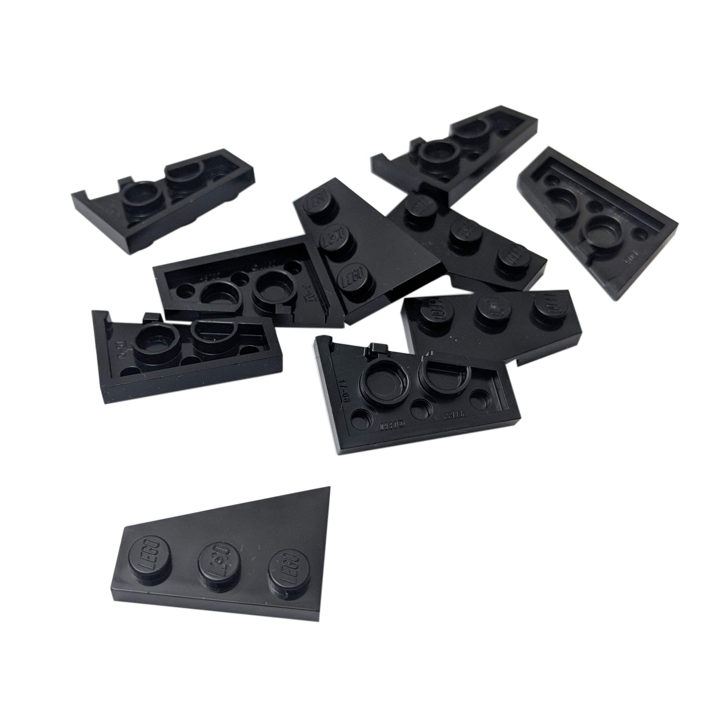 LEGO® Wedge Plate 3 x 2 Right (43722) em preto, uma placa angulada projetada para criar formas aerodinâmicas, asas e construções assimétricas.
