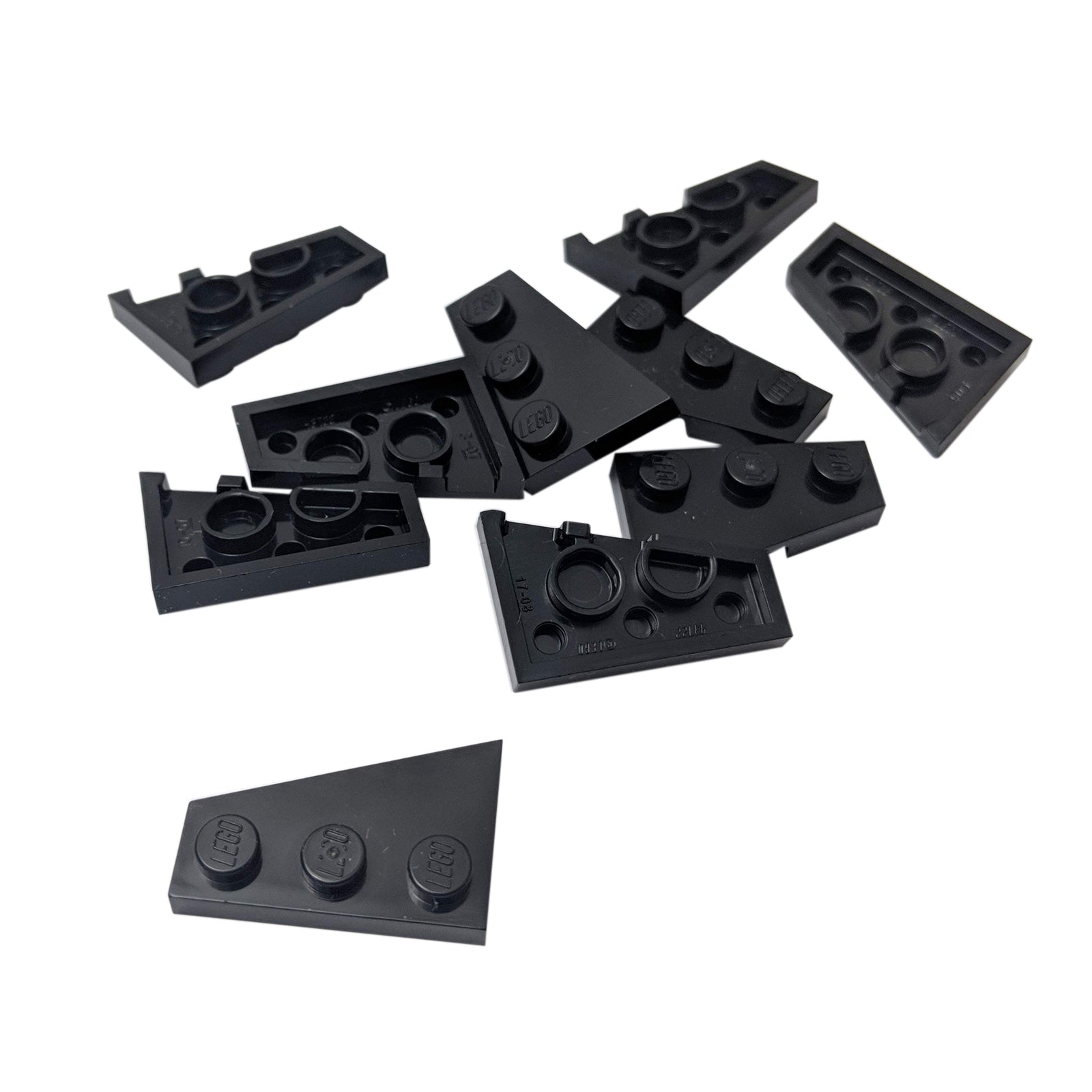LEGO® Wedge Plate 3 x 2 Right (43722) em preto, uma placa angulada projetada para criar formas aerodinâmicas, asas e construções assimétricas.
