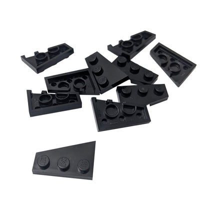 LEGO® Wedge Plate 3 x 2 Right (43722) em preto, uma placa angulada projetada para criar formas aerodinâmicas, asas e construções assimétricas.
