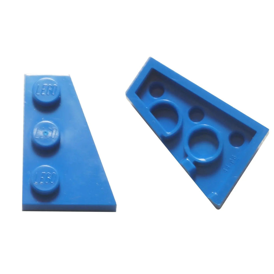 LEGO® Plaque en coin 3 x 2 droite (43722) en bleu, une plaque inclinée conçue pour créer des formes aérodynamiques, des ailes et des constructions asymétriques.
