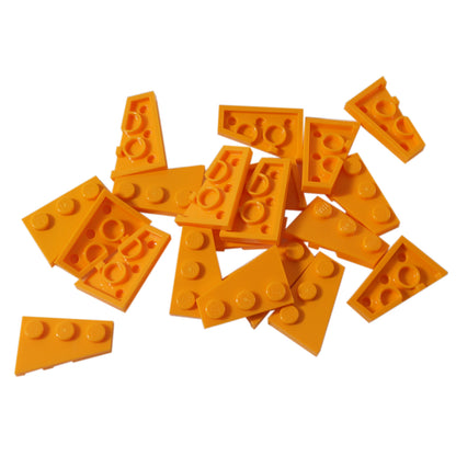 LEGO® Wedge Plate 3 x 2 Right (43722) em laranja claro brilhante, uma placa angulada projetada para criar formas aerodinâmicas, asas e construções assimétricas.
