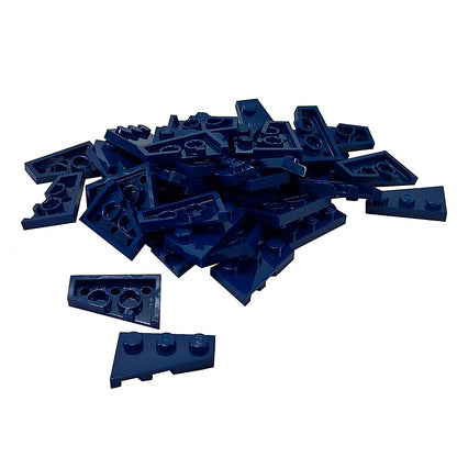LEGO® Wedge Plate 3 x 2 Right (43722) em azul escuro, uma placa angulada projetada para criar formas aerodinâmicas, asas e construções assimétricas.

