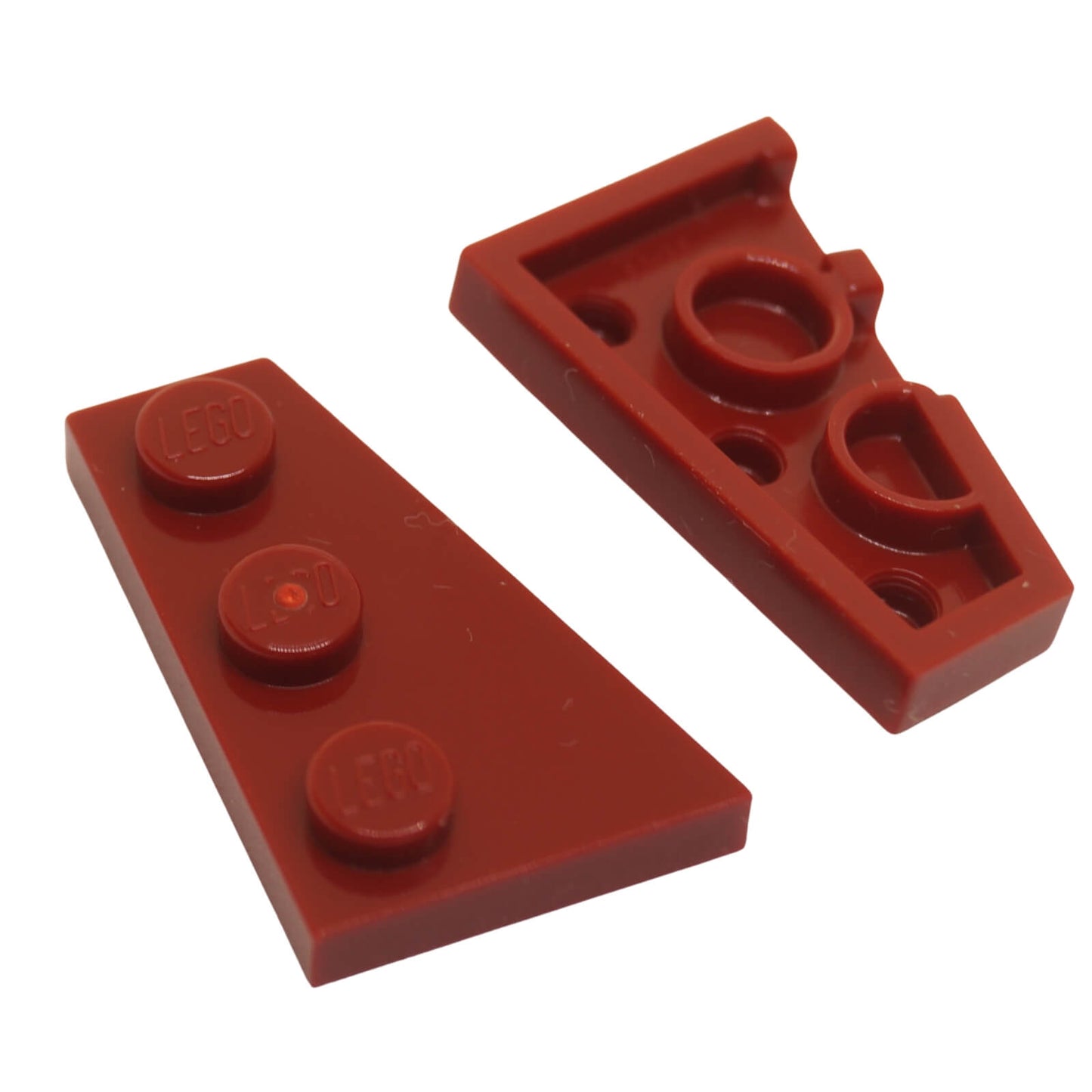 LEGO® Wedge Plate 3 x 2 Right (43722) em vermelho escuro, uma placa angulada projetada para criar formas aerodinâmicas, asas e construções assimétricas.
