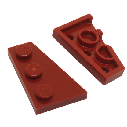LEGO® Wedge Plate 3 x 2 Right (43722) em vermelho escuro, uma placa angulada projetada para criar formas aerodinâmicas, asas e construções assimétricas.
