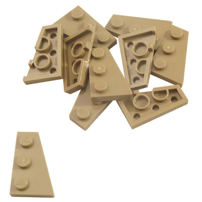 LEGO® Wedge Plate 3 x 2 Right (43722) em castanho escuro, uma placa angulada projetada para criar formas aerodinâmicas, asas e construções assimétricas.
