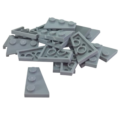 LEGO® Wedge Plate 3 x 2 Right (43722) em cinza azulado claro, uma placa angulada projetada para criar formas aerodinâmicas, asas e construções assimétricas.
