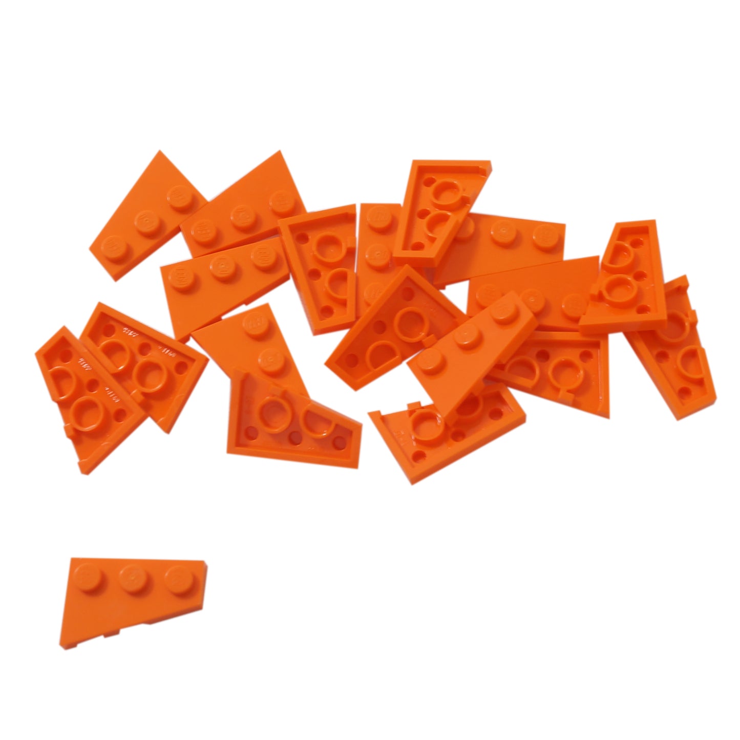 LEGO® Wedge Plate 3 x 2 Right (43722) em laranja, uma placa angulada projetada para criar formas aerodinâmicas, asas e construções assimétricas.
