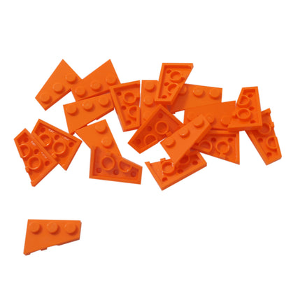 LEGO® Wedge Plate 3 x 2 Right (43722) em laranja, uma placa angulada projetada para criar formas aerodinâmicas, asas e construções assimétricas.
