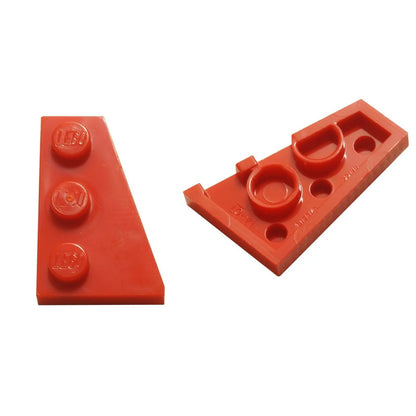 LEGO® Wedge Plate 3 x 2 Right (43722) em vermelho, uma placa angulada projetada para criar formas aerodinâmicas, asas e construções assimétricas.
