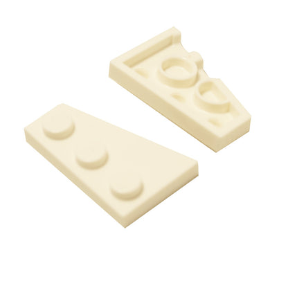 LEGO® Wedge Plate 3 x 2 Right (43722) em branco, uma placa angulada projetada para criar formas aerodinâmicas, asas e construções assimétricas.
