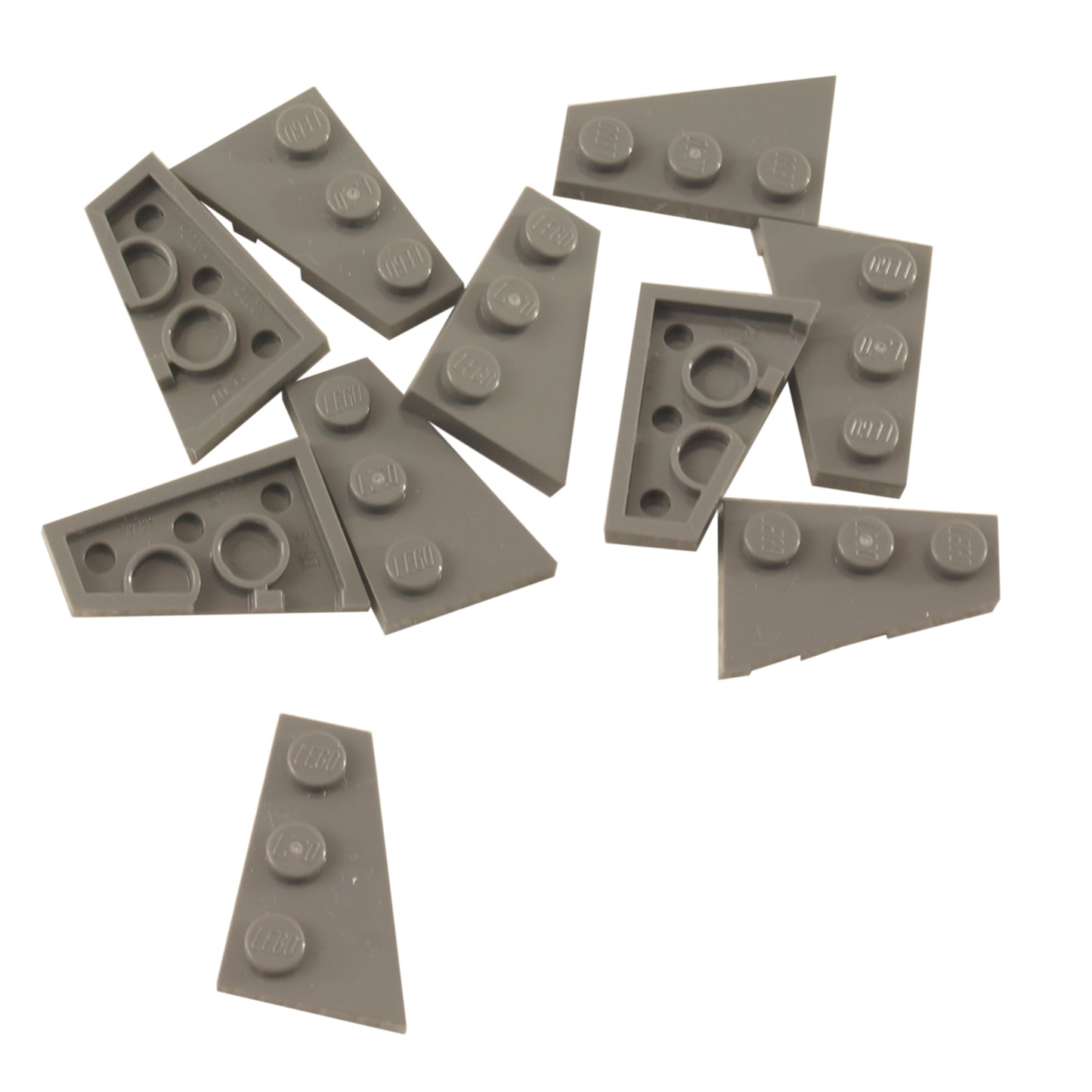 LEGO® Wedge Plate 3 x 2 Right (43722) em cinza azulado claro, uma placa angulada projetada para criar formas aerodinâmicas, asas e construções assimétricas.
