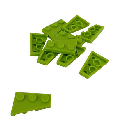 LEGO® Wedge Plate 3 x 2 Right (43722) em lima, uma placa angulada projetada para criar formas aerodinâmicas, asas e construções assimétricas.
