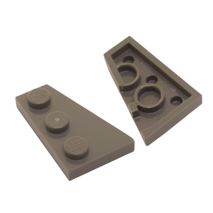 LEGO® Wedge Plate 3 x 2 Right (43722) em cinza azulado escuro, uma placa angulada projetada para criar formas aerodinâmicas, asas e construções assimétricas.
