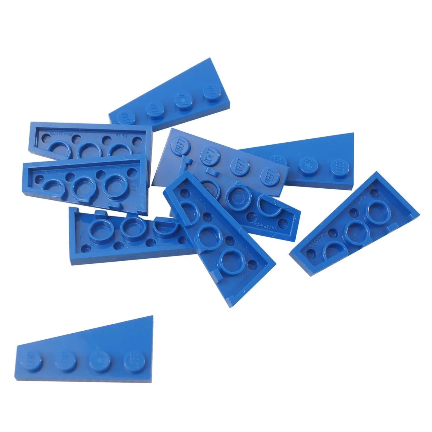 LEGO® Wedge Plate 4 x 2 Right (41769) in blue, an angled plate ideal for streamlined vehicles, wings, and detailed asymmetrical designs.
