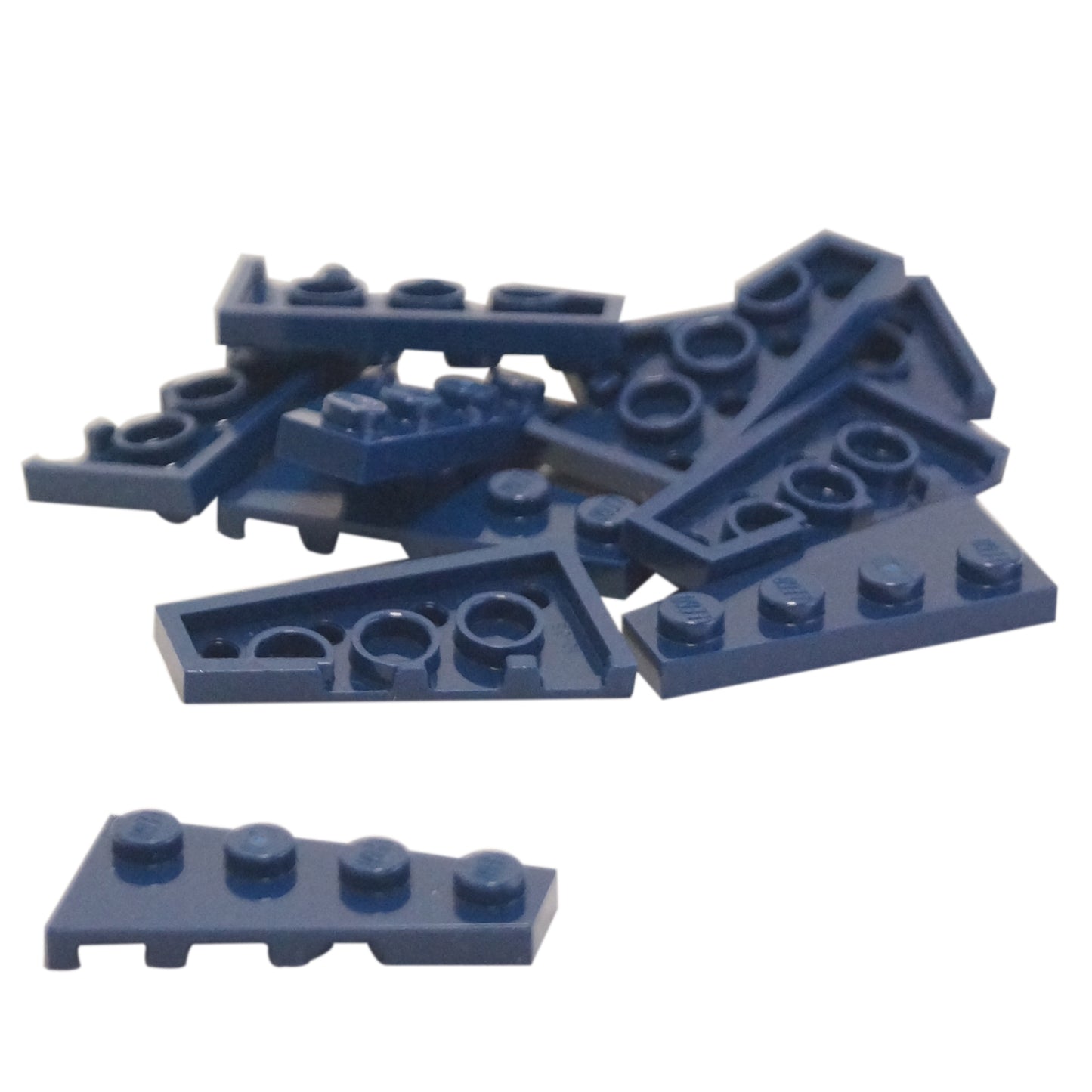 LEGO® Wedge Plate 4 x 2 Right (41769) in dark blue, an angled plate ideal for streamlined vehicles, wings, and detailed asymmetrical designs.

