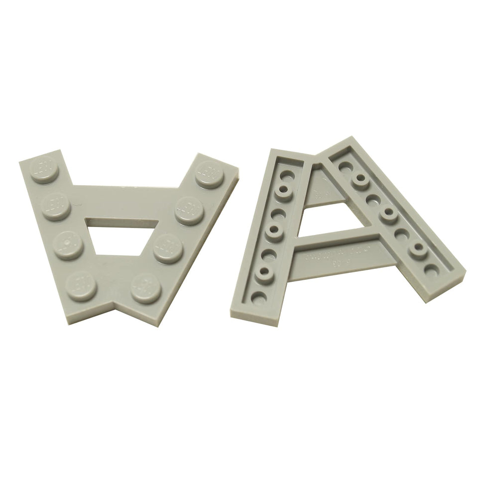 LEGO® Plaque en coin en forme de A avec 2 rangées de 4 tenons (15706) en gris clair, présentant une forme triangulaire inclinée.
