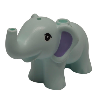 Elefante Friends de color aqua claro con orejas rosas y colmillos blancos, vista lateral
