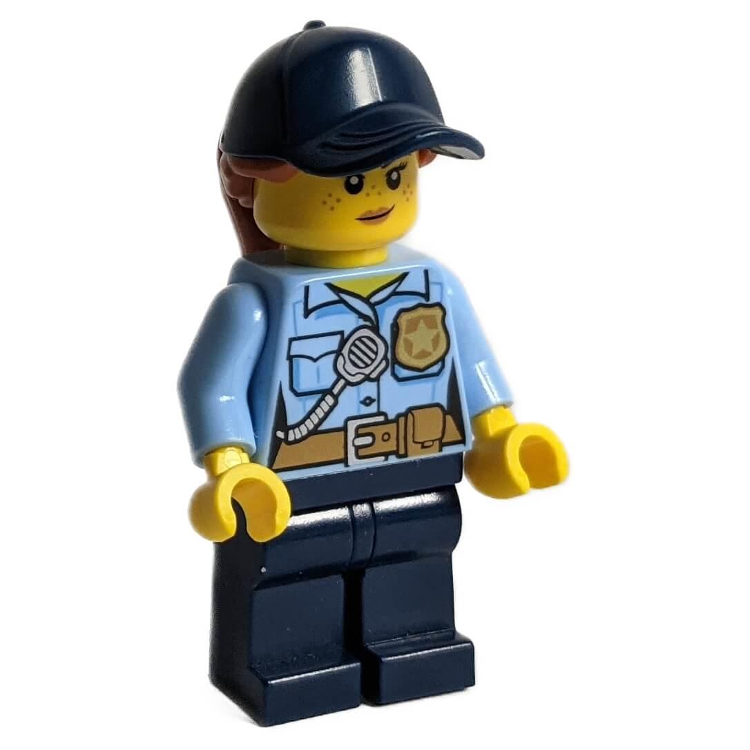 Minifigura de oficial de policía femenina con gorra azul oscuro, camisa de uniforme azul claro y placa
