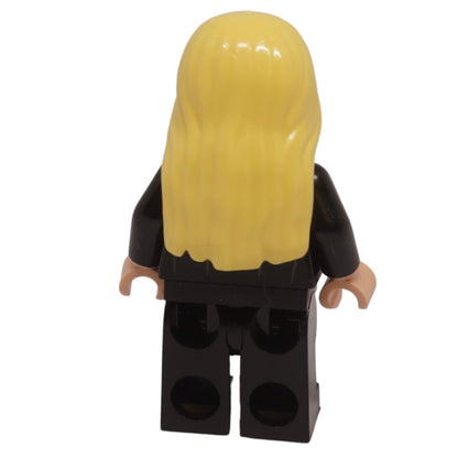 Vista posterior de la minifigura de Lucius Malfoy con cabello largo y rubio y traje negro
