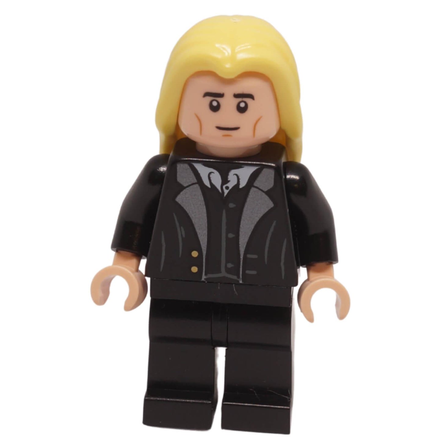 Vista frontal de la minifigura de Lucius Malfoy con cabello largo y rubio, traje negro y rostro neutral
