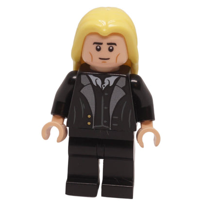 Vista frontal de la minifigura de Lucius Malfoy con cabello largo y rubio, traje negro y rostro neutral
