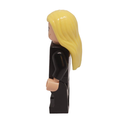 Vista lateral de la minifigura de Lucius Malfoy con cabello largo y rubio y traje negro
