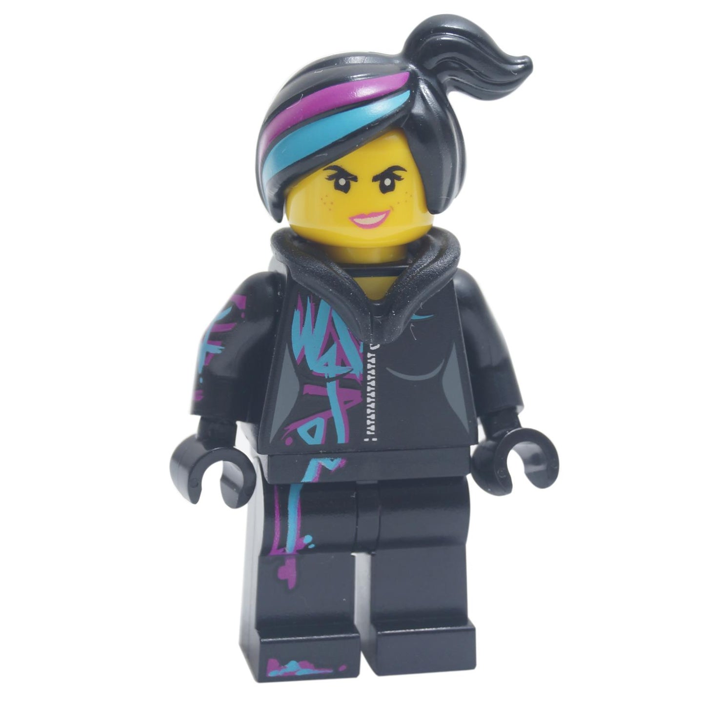 Minifigura de Lucy Wyldstyle vista frontal con expresión de boca abierta, capucha abajo, atuendo oscuro con estampados en azul y rosa
