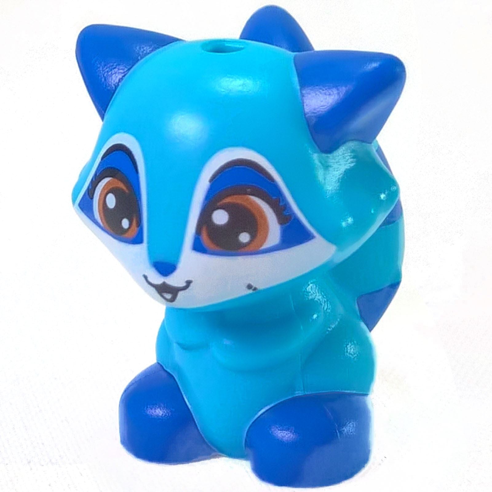 Racoon mediano azul con ojos naranja oscuro y cola rayada sentado de frente
