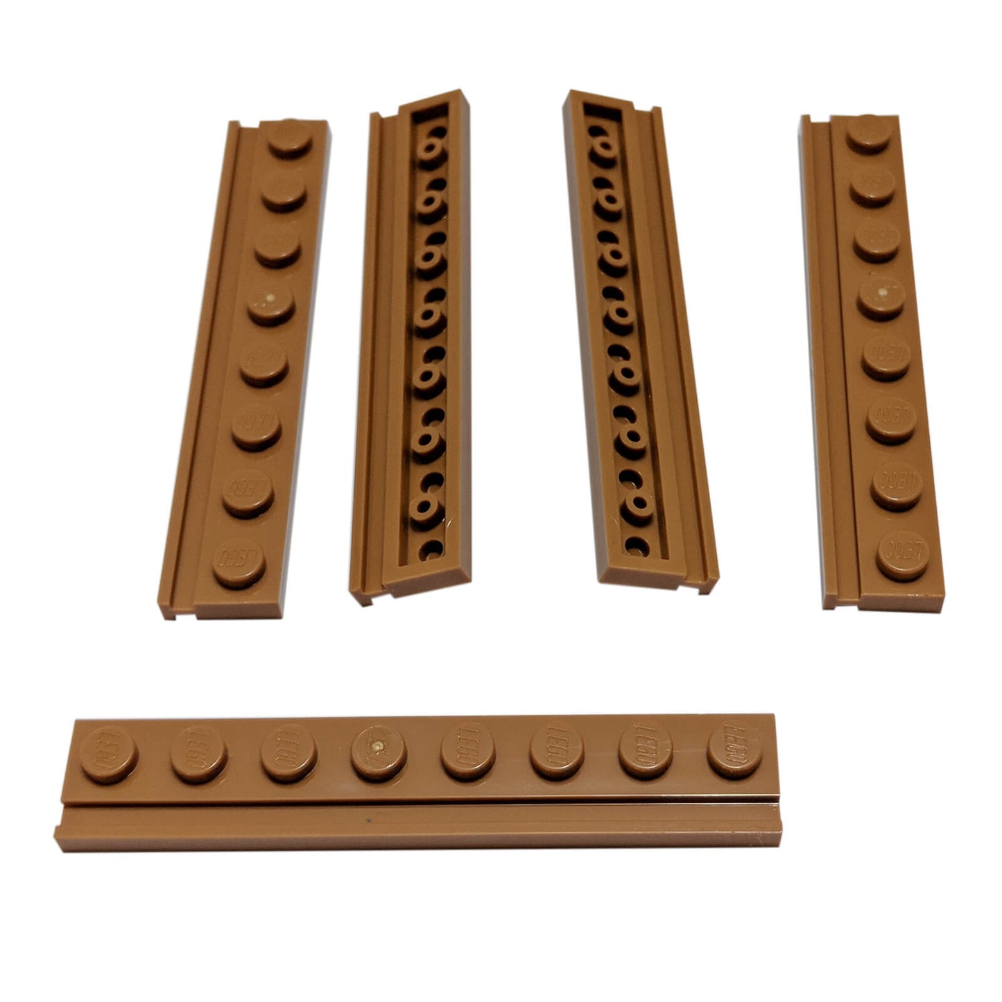 Plaque modifiée 1 x 8 en nougat moyen avec rail de porte (4510) pour portes coulissantes, rails et constructions murales
