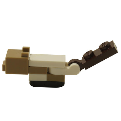 Minecraft bébi macska minifigura oldalprofil, amely bemutatja a téglából készült testet, felhúzott farkat, valamint világosbarna és fehér részeket
