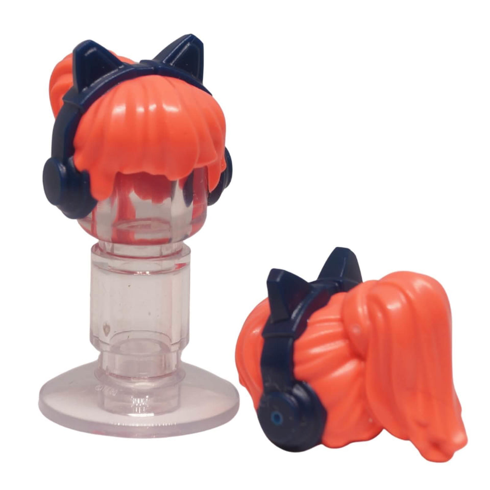 Pezzo di capelli per minifigure LEGO in corallo con una coda di cavallo alta e cuffie a forma di orecchie di gatto blu scuro stampate (Parte 5326pb01).