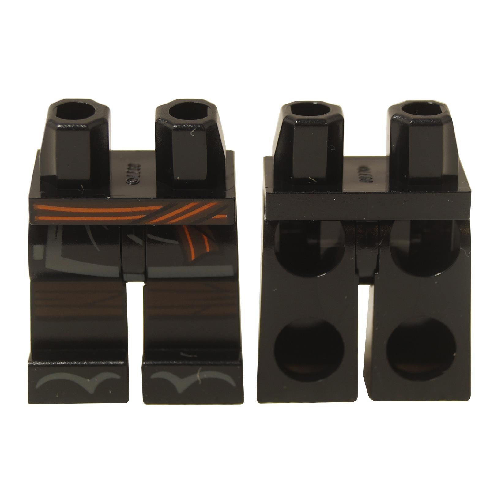 Přední a zadní pohled na nohy minifigurky LEGO® Ninjago s potiskem oranžového pásku, tmavě šedými kabátovými ocasy a sandály.