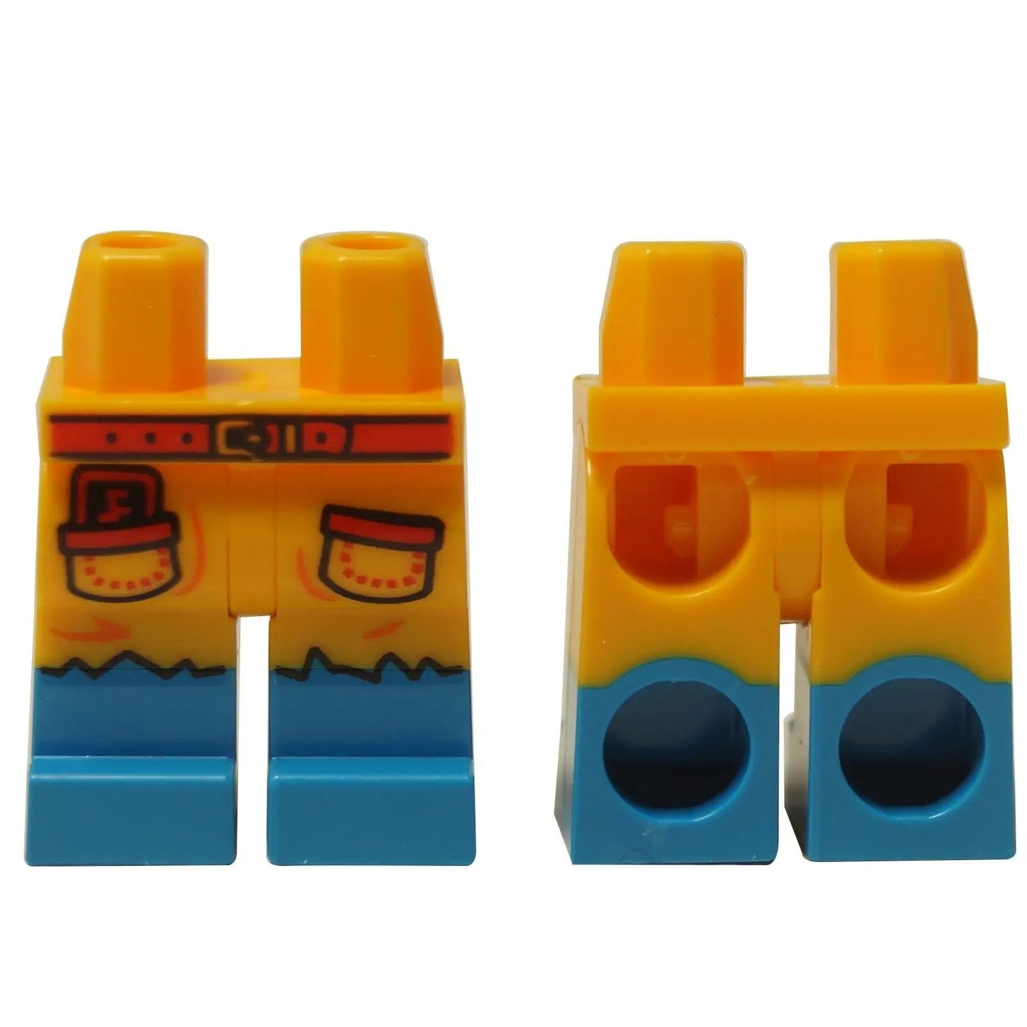 Vista frontal y trasera de la pieza de piernas de minifigura LEGO® (970c00pb1677) en naranja brillante con botas moldeadas en azul oscuro y un cinturón y bolsillos impresos en rojo.