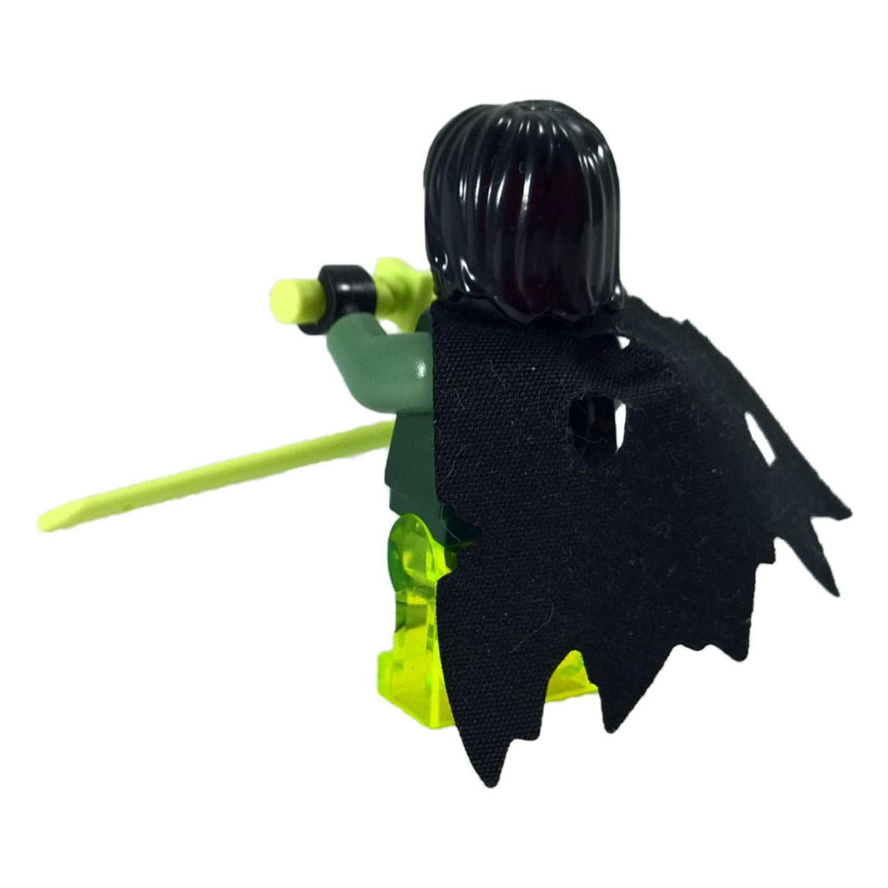 LEGO® NINJAGO Morro minifigurka (njo0163) s černým potrhaným pláštěm, tmavými vlasy a dvojitýma průhledně zelenýma duchovníma nohama – pohled zezadu.