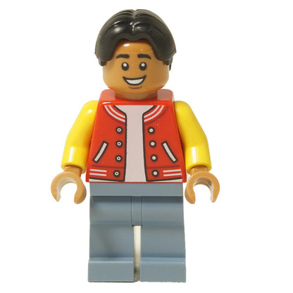  Minifigura de LEGO de Ned Leeds con una chaqueta de letras roja y amarilla y piernas azul arena, con cabello negro y una cara sonriente.