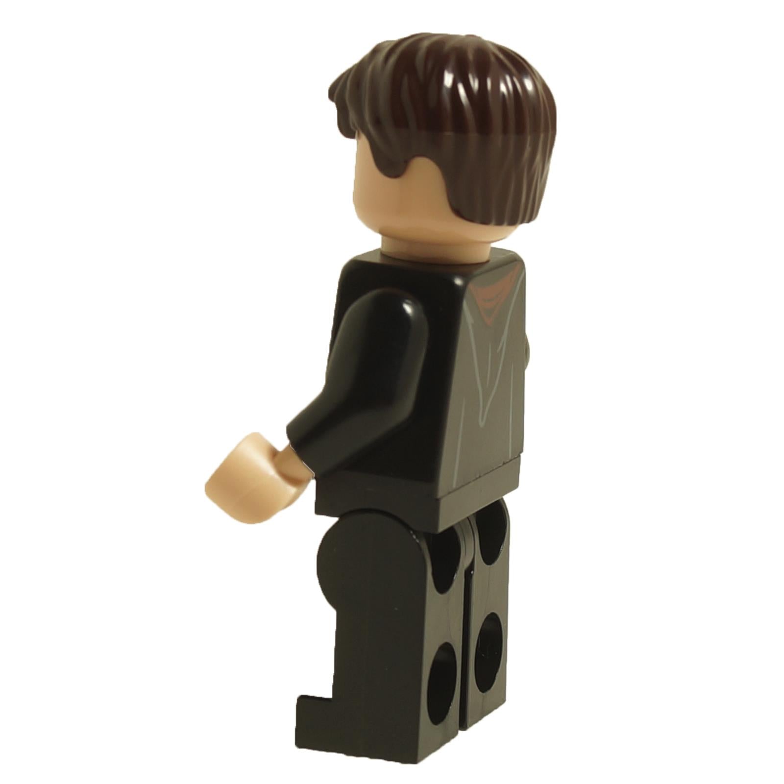 back view of LEGO Neville Longbottom minifigure wearing black Gryffindor robe with printed hood detail and black legs hp398
