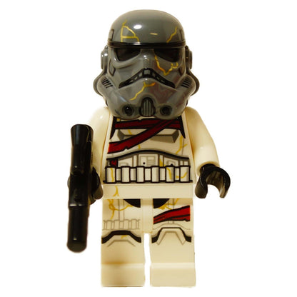 Minifigura de Night Trooper de la serie Ahsoka con casco oscuro y armadura blanca, sosteniendo un bláster negro
