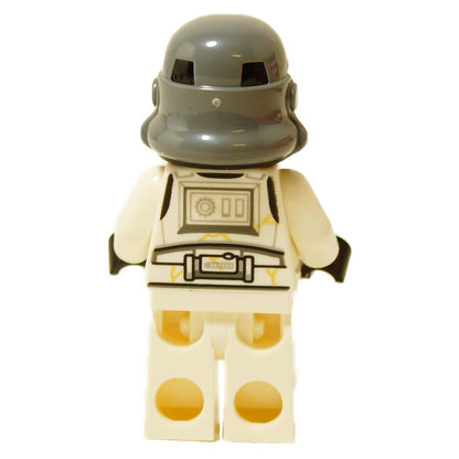 Vista trasera de la minifigura de Night Trooper con casco oscuro, mostrando la impresión trasera de la armadura blanca y el panel de utilidad
