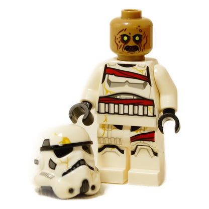 Minifigura de Night Trooper de la serie Ahsoka con el casco quitado, mostrando un rostro dañado y armadura blanca
