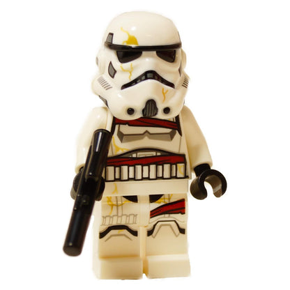 Minifigura de Night Trooper de la serie Ahsoka con casco y armadura blanca, sosteniendo un blaster negro
