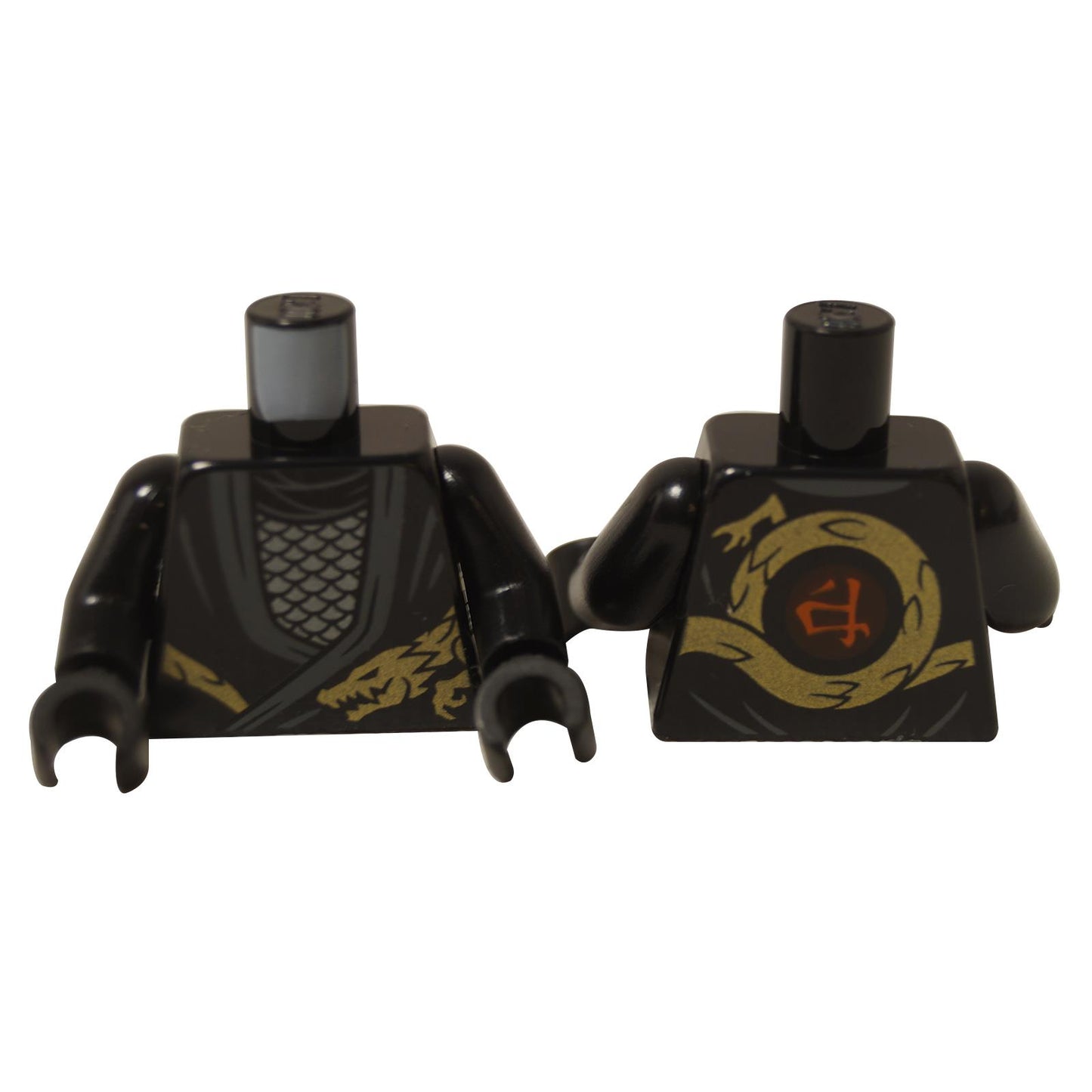 Přední a zadní pohled na černý LEGO® Ninjago trup pro Colea, s tištěným stříbrným šupinovým brněním a zlatým drakem obepínajícím se kolem zad.