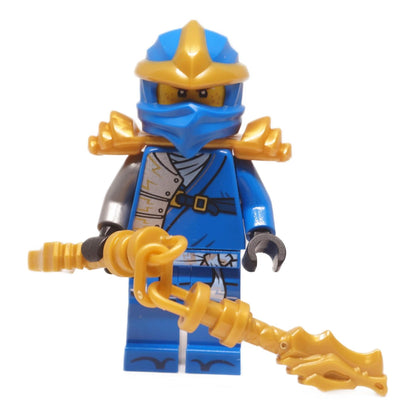 青い忍者アーマーに金のヘルメットとショルダーアーマーを装備したJay ZXミニフィギュア njo0998の前面ビュー、金の武器を持っています
