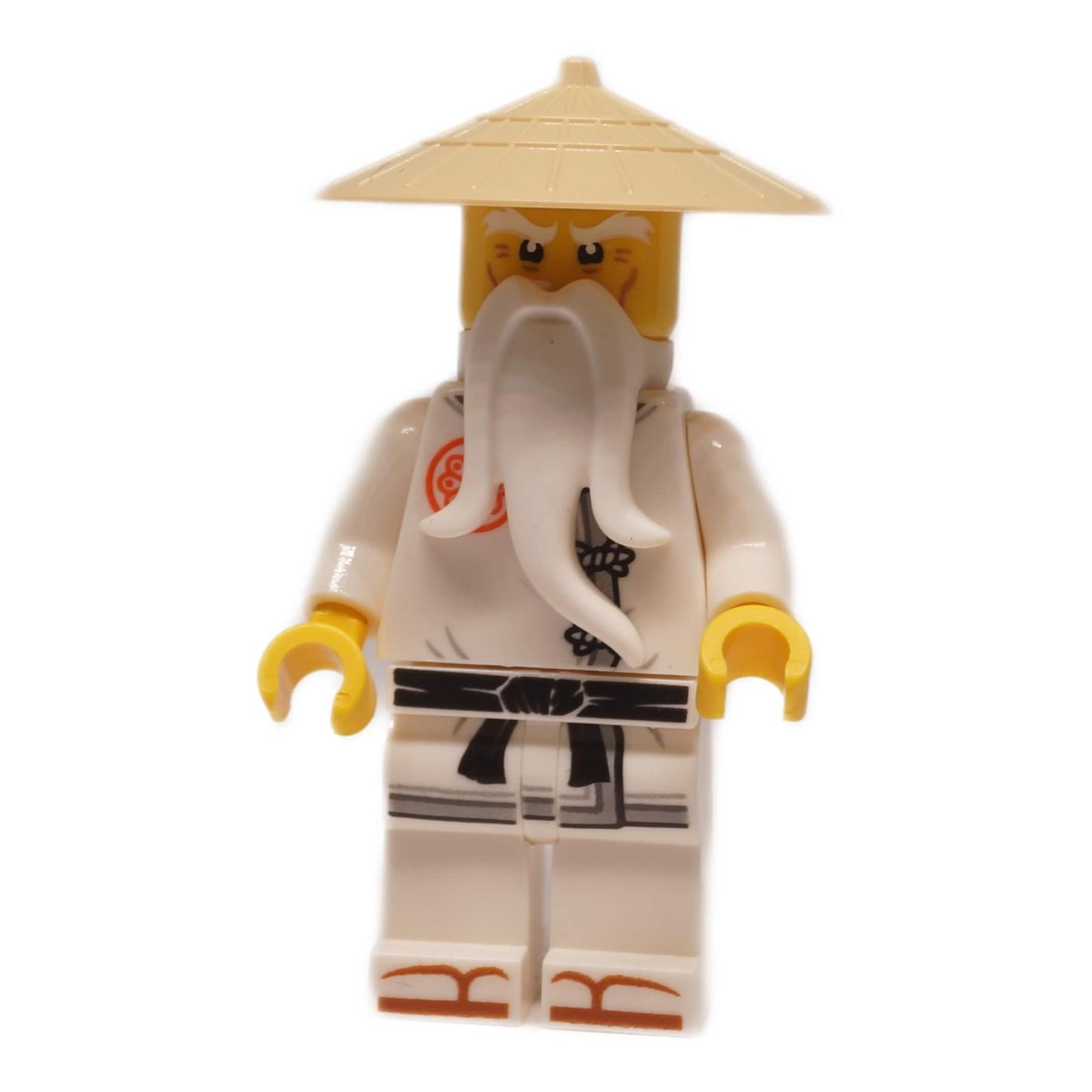 Minifigurka Wu Senseie njo0996 v bílém hábitu se slaměným kloboukem a dlouhým bílým plnovousem, pohled zepředu s potiskem trupu a nohou

