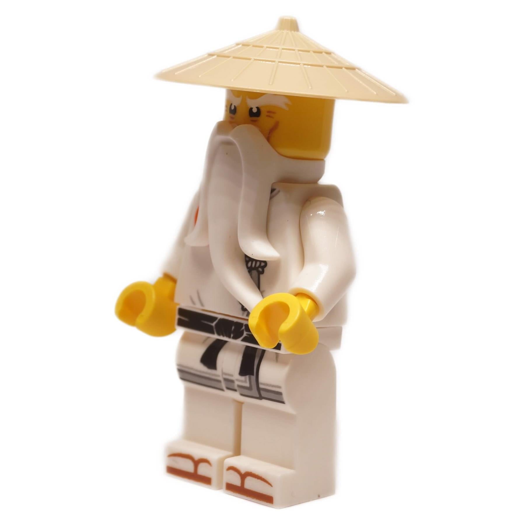 Minifigurka Wu Senseie njo0996 zobrazená z levého úhlu se slaměným kloboukem, bílým hábitem a dlouhým tvarovaným plnovousem
