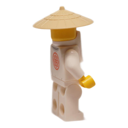 Minifigurka Wu Senseie njo0996 pod úhlem pohledu zezadu se slaměným kloboukem a viditelnými detaily bílého županu
