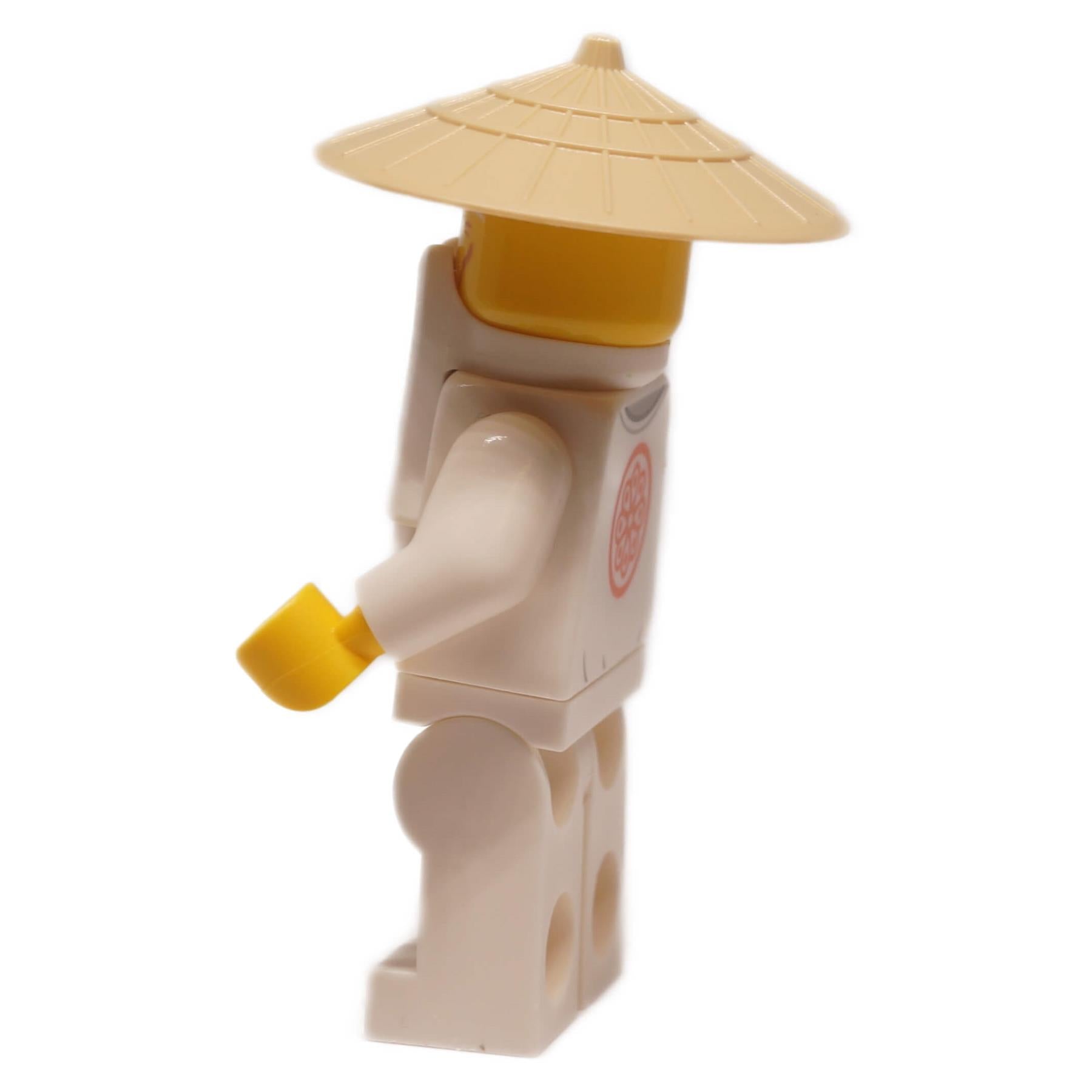 Minifigurka Wu Senseie njo0996 zobrazená z pravého úhlu, bílé oblečení s potištěným páskem a slaměným kloboukem
